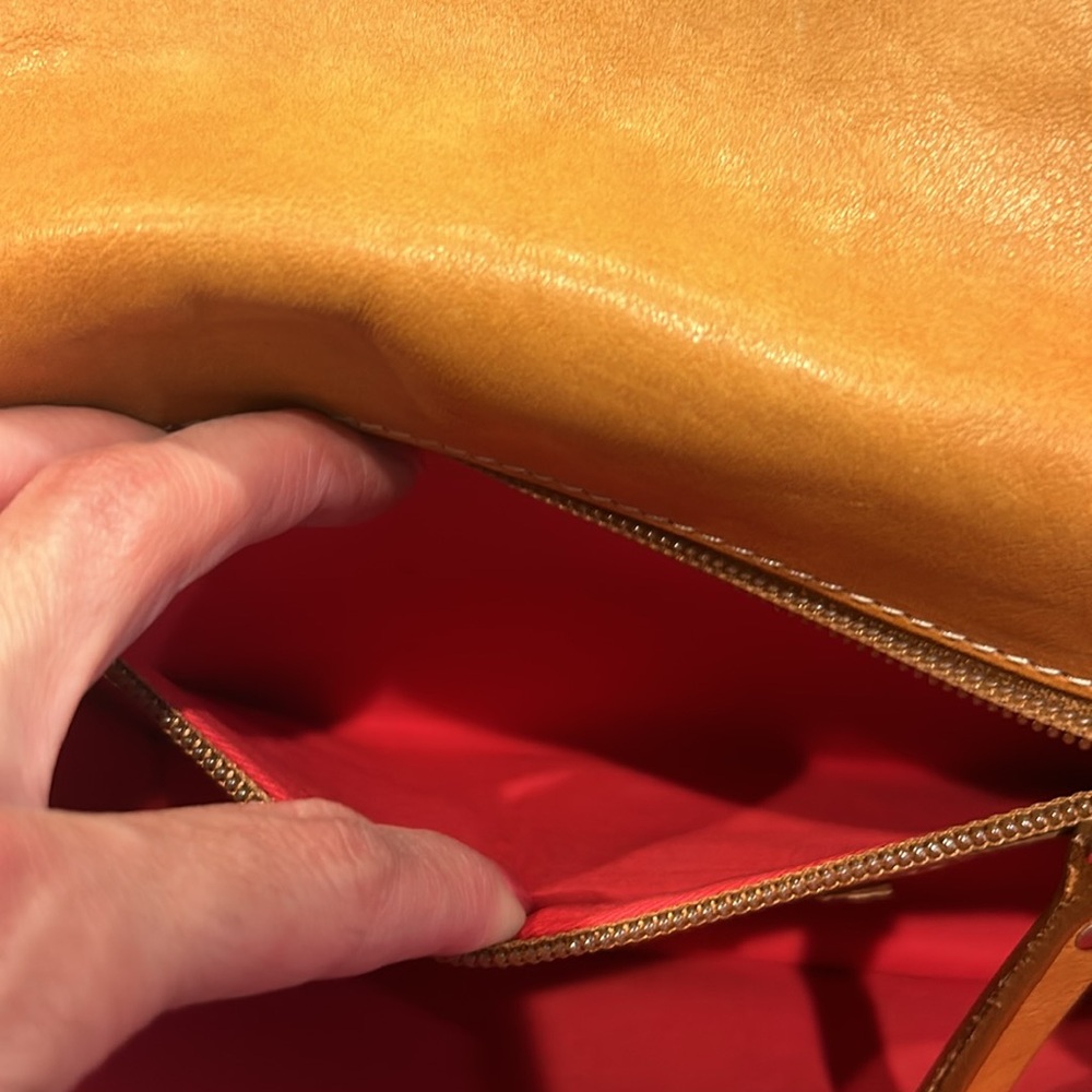 Beautiful Italian leather shoulder bag in camel color - Picture 11 of 13